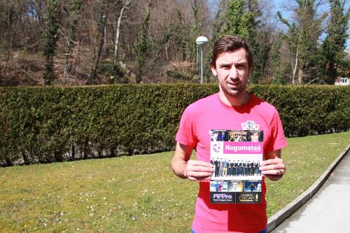 Naši reprezentativci sa prvim primjercima časopisa " Nogometaš " u izdanju Hrvatske udruge " Nogometni sindikat "