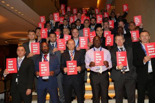 Delegati svih zemalja članica FIFPro-a koji se nalaze na Generalnoj skupštini FIFPro-a u Tokyu pokazali su crveni karton raszimu!